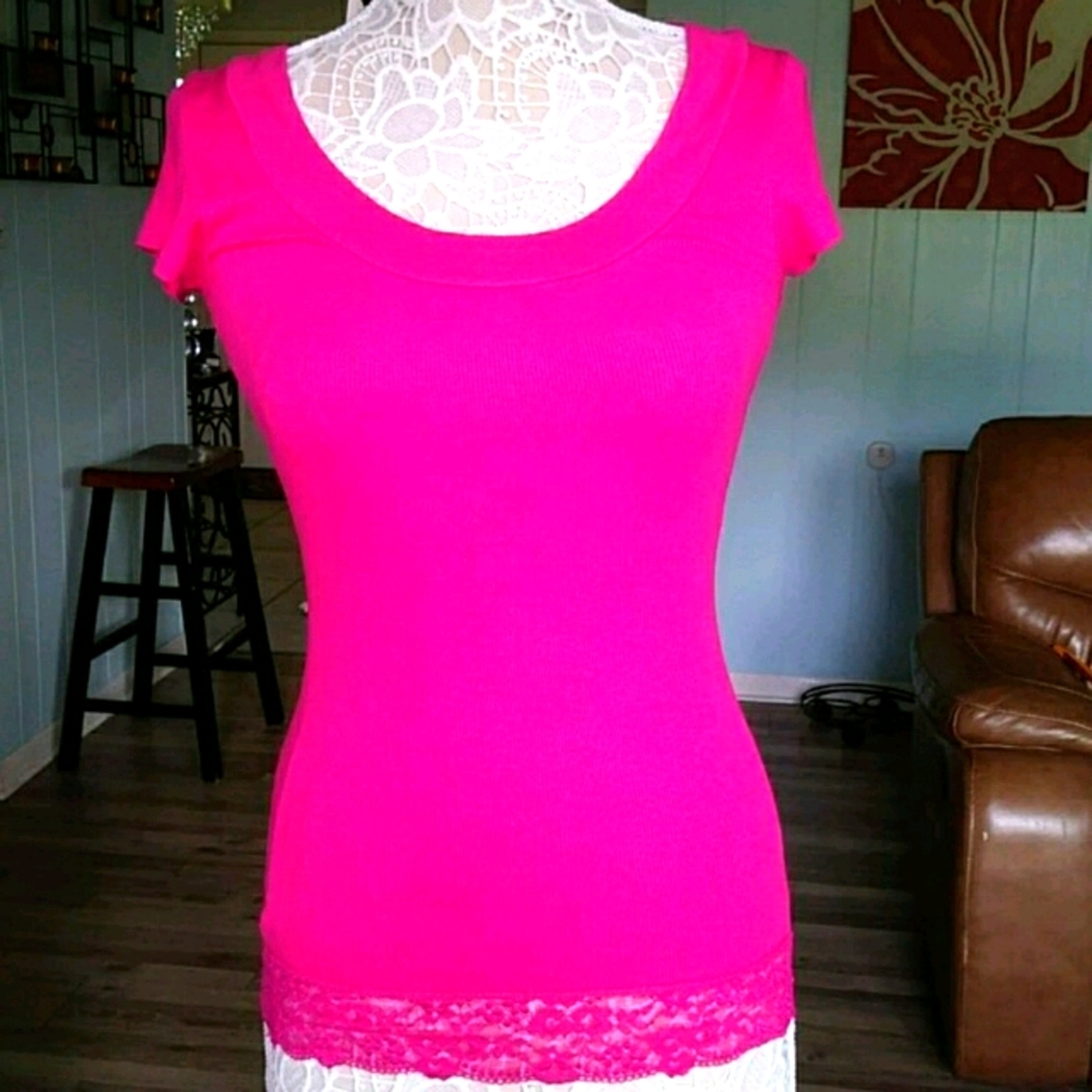 🎈3/$20 Decree hot pink shirt w/ lace hem